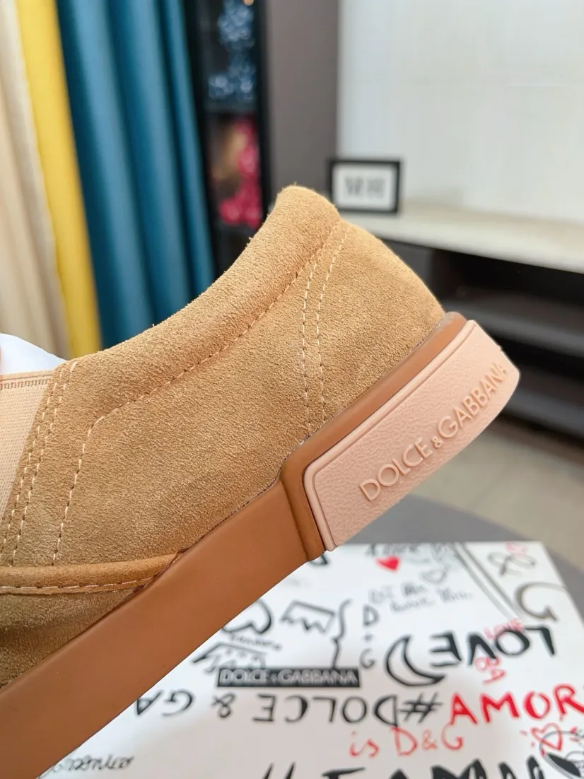 Men's shoes 💰440🌹🌹"Dolce & Gabbana DG" original imported first-layer cowhide ➕ sheepskin lining, light on the foot, comfortable, versatile, original special outsole 🔥favored by trendy men, welcome to compare quality 🔥exquisite luxury, super A level! Version comparison, no difference at all! Code number 38-46